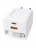 Cargador Pacífico blanco con cable USB-C retráctil y puertos USB-C y USB-A